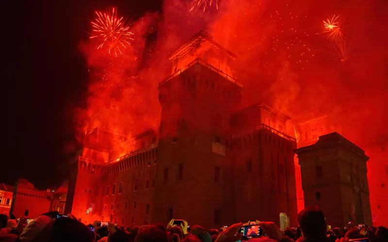 The Burning of the Estense Castle: a truly unique event(Fonte:https://www.italia.it/en/emilia-romagna/things-to-do/ferrara-new-years-eve-events)